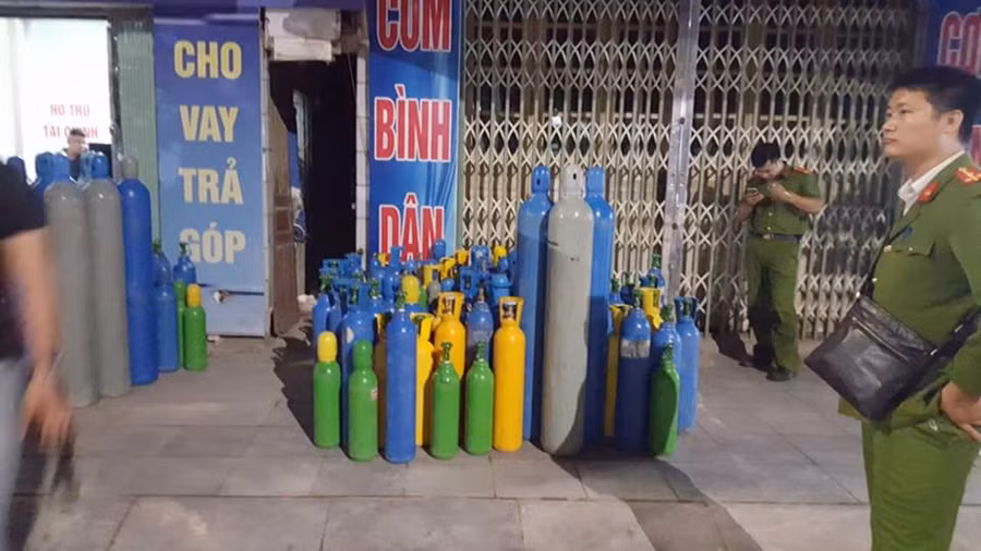 Mới đây, công an phát hiện nhóm người vận chuyển hơn 200 bình khí cười, ảnh: QTV