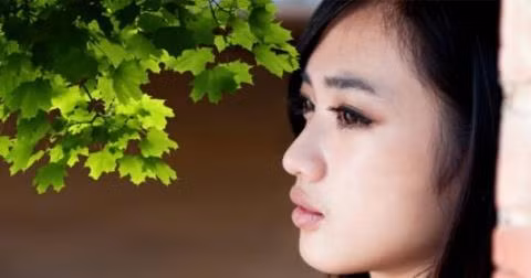 Chồng ngoại tình bị đánh ghen trong nhà nghỉ, mẹ chồng đổ lỗi vì tôi "không xứng đáng"