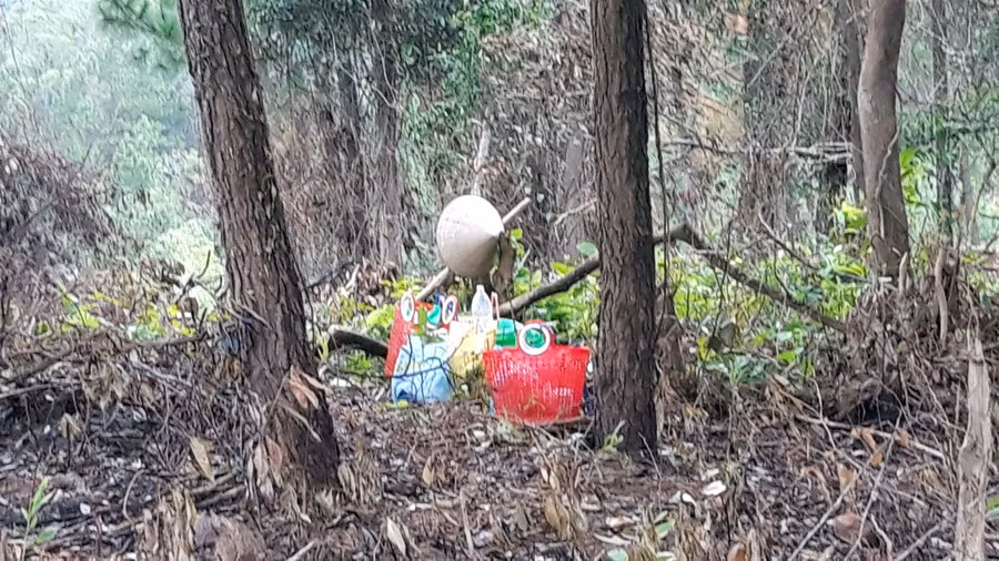 Vật dụng đem theo của những người phá rừng tại địa bàn huyện Cam Lộ (ảnh PXD) Vật dụng đem theo của những người phá rừng tại địa bàn huyện Cam Lộ (ảnh PXD)