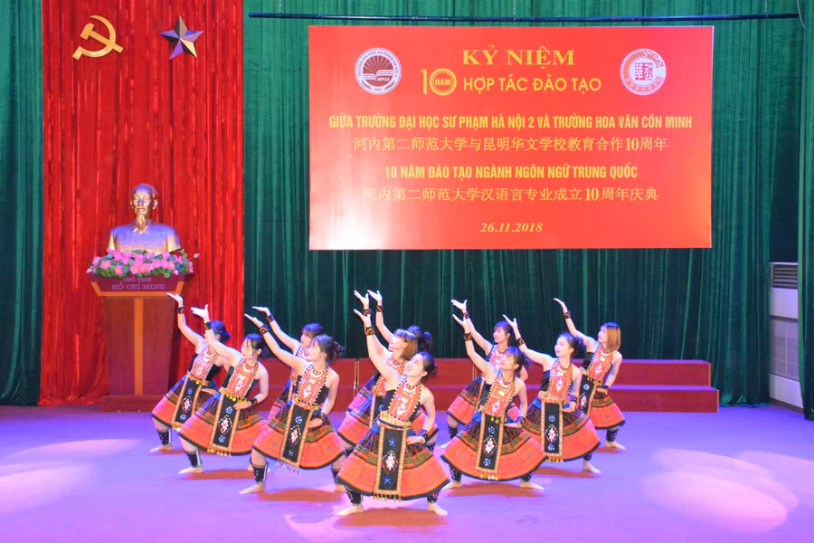 Văn nghệ chào mừng