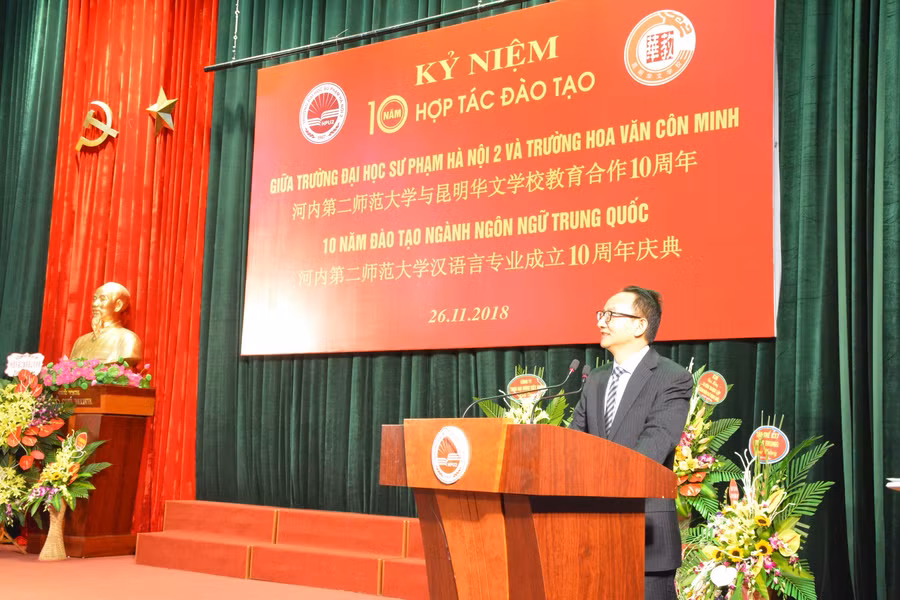 GS. Kim Hải - Hiệu Trưởng Trường Hoa Văn Côn Minh phát biểu