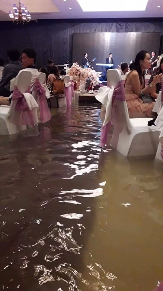 Nước lũ ngập đến đầu gối.