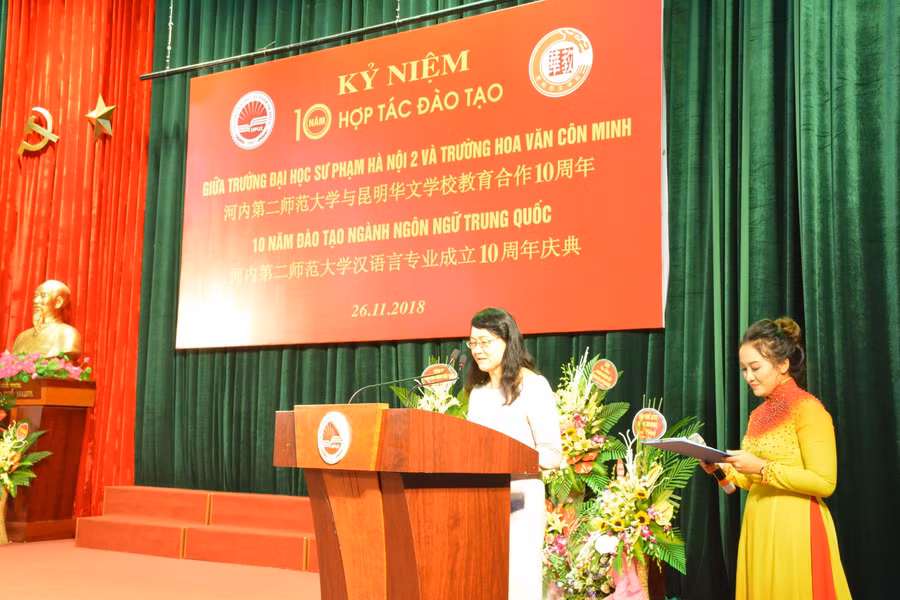 Bà Lý Nguyên Phương - Giảng viên Trường Hoa Văn Côn Minh giảng dạy tại Trường ĐHSP Hà Nội 2 phát biểu