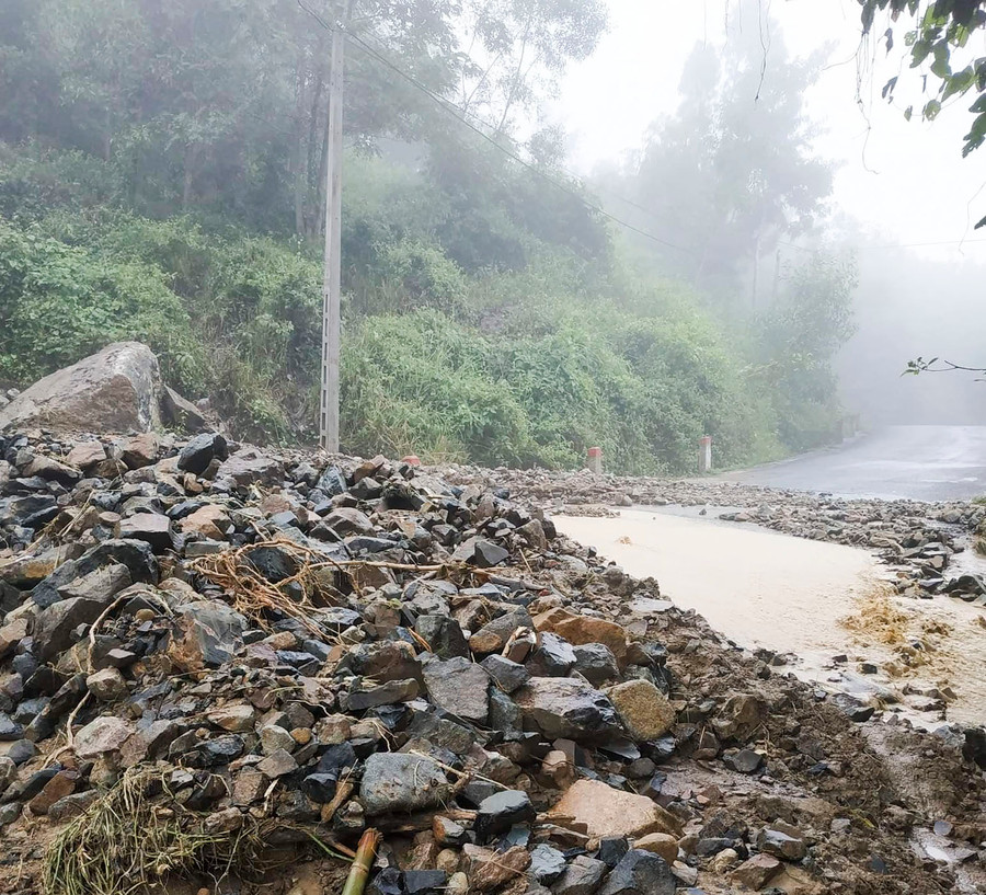 Mưa lớn làm nhiều tuyến đường trên địa bàn tỉnh Khánh Hòa sạt lở nghiêm trọng