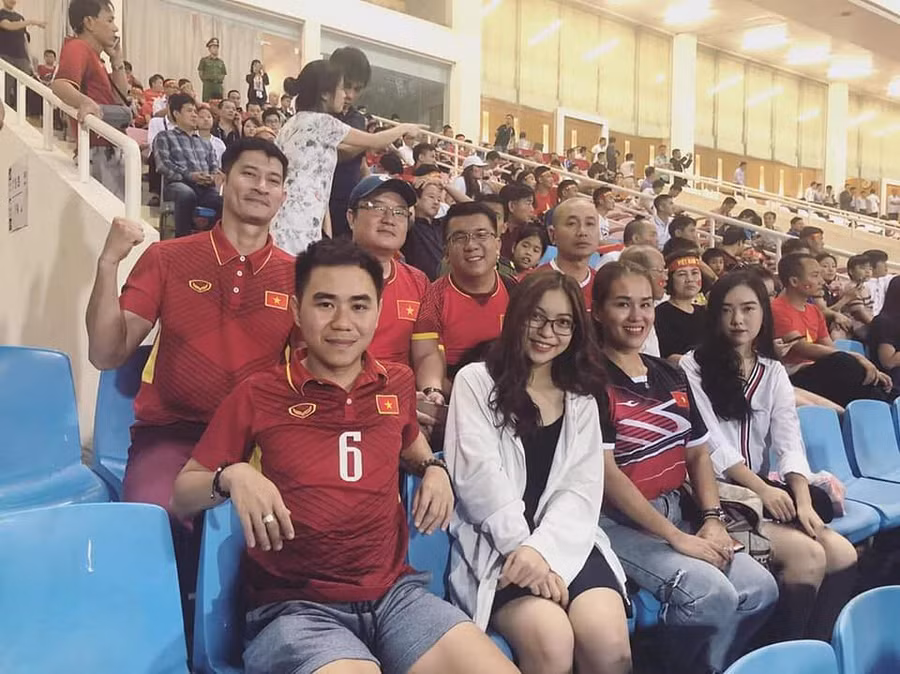 Lộ hình ảnh Hà Đức Chinh diện áo đôi, nắm tay một cô gái trên phố - Ảnh 2.