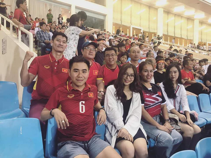Lộ hình ảnh Hà Đức Chinh diện áo đôi, nắm tay một cô gái trên phố - Ảnh 2. Lộ hình ảnh Hà Đức Chinh diện áo đôi, nắm tay một cô gái trên phố - Ảnh 2.