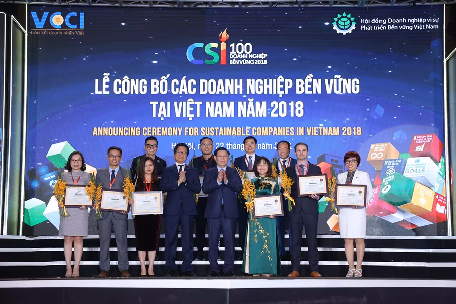 Ông Nguyễn Chí Cường – Giám đốc nhà máy sữa Vinamilk Tiên Sơn đại diện Vinamilk nhận bằng khen từ Phó Thủ tướng Vương Đình Huệ trong Lễ vinh danh Top 10 doanh nghiệp phát triển bền vững 3 năm liên tiếp 2016 - 2018