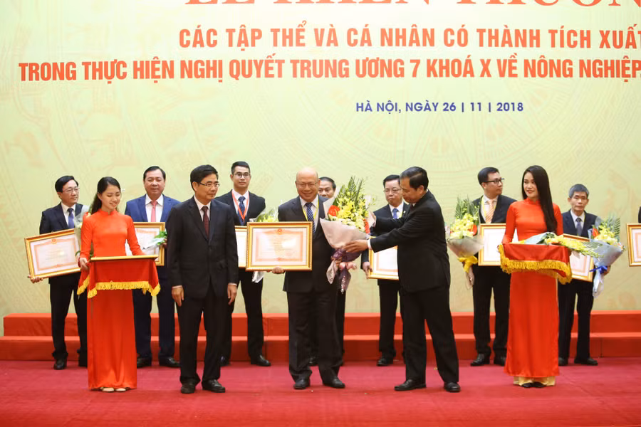 Ông Trịnh Quốc Dũng – Giám đốc Điều hành Vinamilk nhận bằng khen và hoa từ ông Cao Đức Phát – Phó Trưởng ban thường trực Ban Kinh tế Trung Ương và ông Nguyễn Xuân Cường – Bộ trưởng Bộ Nông nghiệp và Phát triển nông thôn