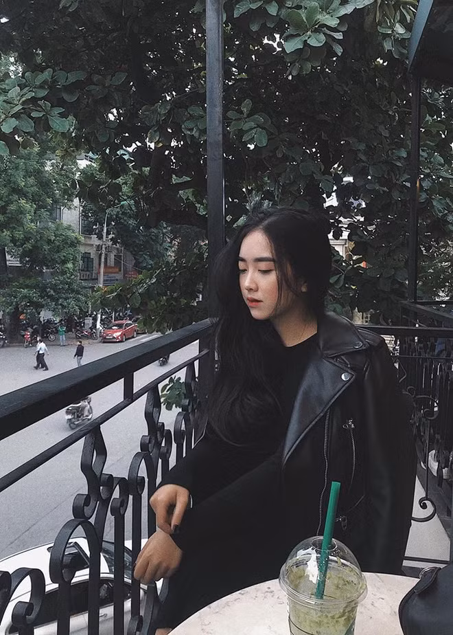 Lộ hình ảnh Hà Đức Chinh diện áo đôi, nắm tay một cô gái trên phố - Ảnh 10.