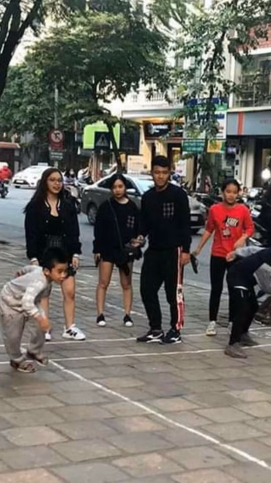 Lộ hình ảnh Hà Đức Chinh diện áo đôi, nắm tay một cô gái trên phố - Ảnh 1.