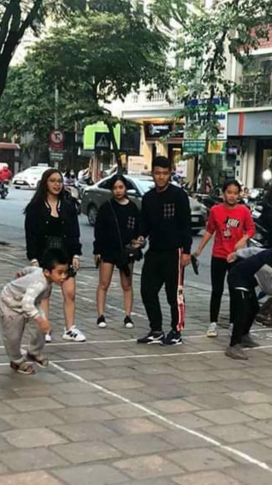 Lộ hình ảnh Hà Đức Chinh diện áo đôi, nắm tay một cô gái trên phố - Ảnh 1. Lộ hình ảnh Hà Đức Chinh diện áo đôi, nắm tay một cô gái trên phố - Ảnh 1.