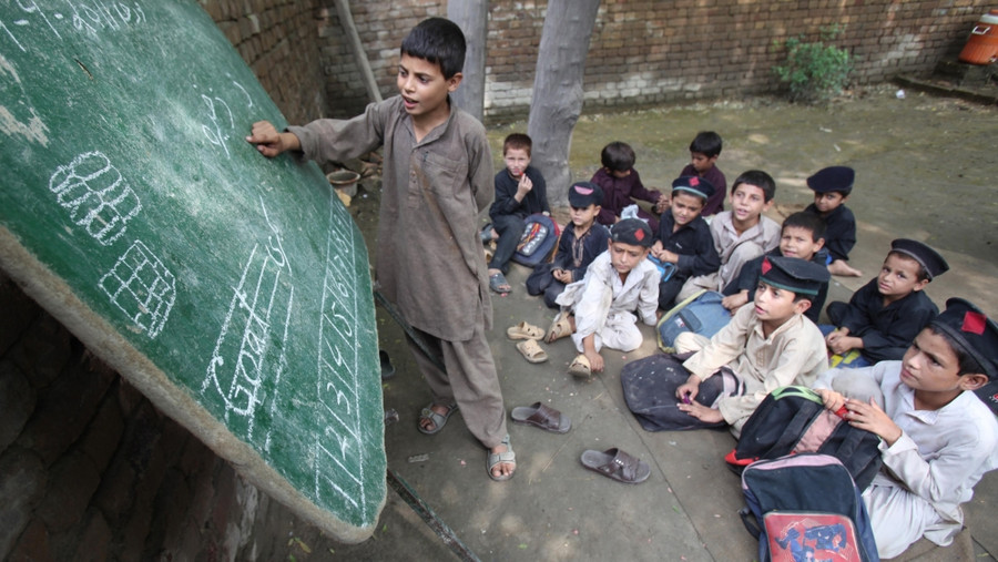 Bản thân GD trong nước của Pakistan vẫn còn nhiều khó khăn. Trong ảnh là một trường học ở khu vực biên giới xa xôi của Pakistan, thuộc địa bàn bộ tộc Khyber Pakhtunkhwa Bản thân GD trong nước của Pakistan vẫn còn nhiều khó khăn. Trong ảnh là một trường học ở khu vực biên giới xa xôi của Pakistan, thuộc địa bàn bộ tộc Khyber Pakhtunkhwa