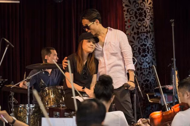 Hình ảnh khiến người hâm mộ hai bên dậy sóng