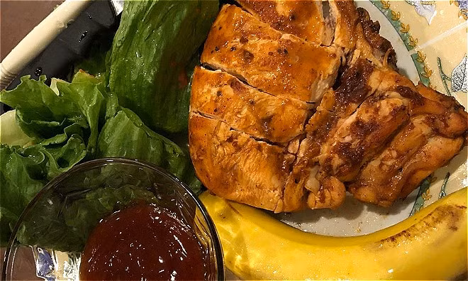 Một bữa ăn bộ trưởng trẻ tuổi tự chuẩn bị.