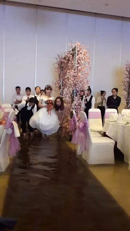 Cô dâu cùng người nhà vất vả lên sân khấu.