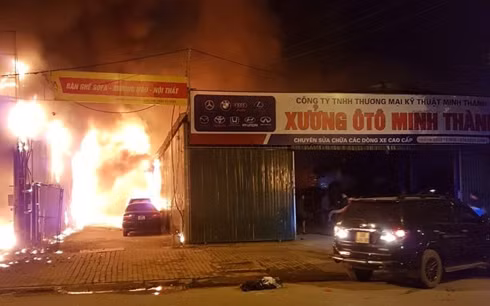 Cháy xưởng sửa chữa ô tô, gần trường Nam Trung Yên, Hà Nội