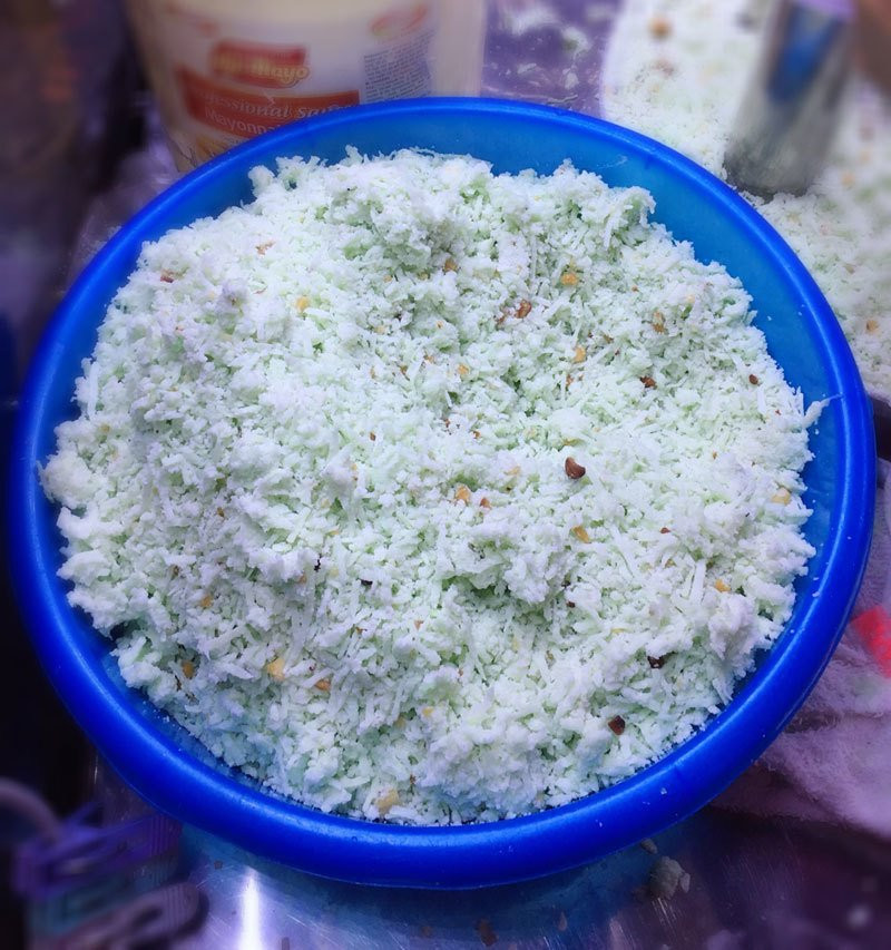 Loại bánh mới lạ ở Hà Nội này được làm từ gạo nếp, dừa, lá dứa, vừng,... Bán bánh lạ bọc ống inox: Bám vỉa hè Hà Nội, chàng trai thu 70 triệu/tháng