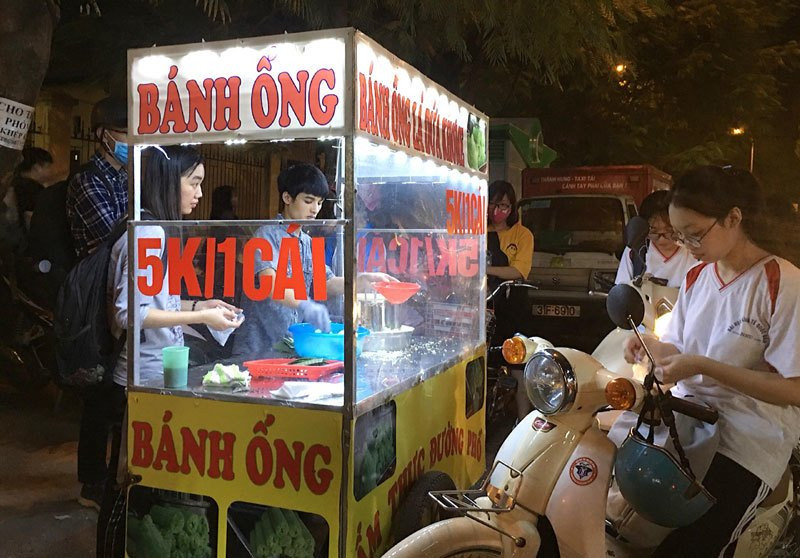 Bán bánh lạ bám vỉa hè Hà Nội, chàng trai thu 70 triệu/tháng