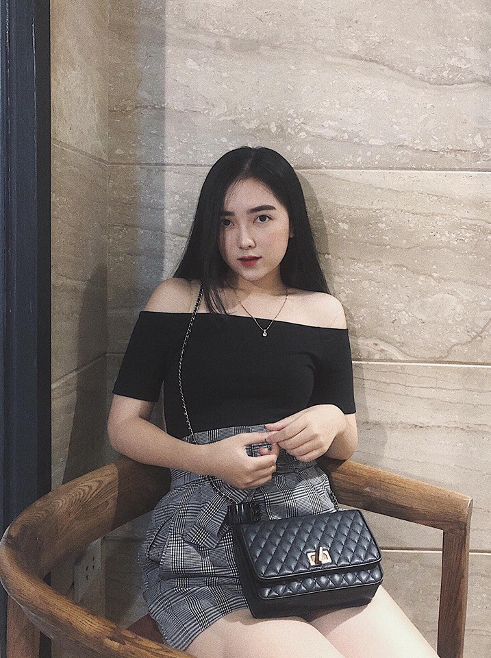 Lộ hình ảnh Hà Đức Chinh diện áo đôi, nắm tay một cô gái trên phố - Ảnh 7. Lộ hình ảnh Hà Đức Chinh diện áo đôi, nắm tay một cô gái trên phố - Ảnh 7.