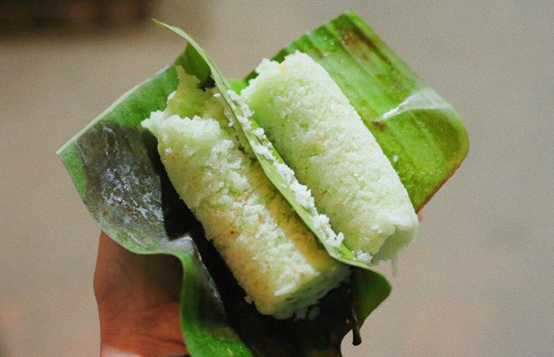 Bánh ống lá dứa miền Tây đang gây sốt trên vỉa hè Hà Nội. Bán bánh lạ bọc ống inox: Bám vỉa hè Hà Nội, chàng trai thu 70 triệu/tháng