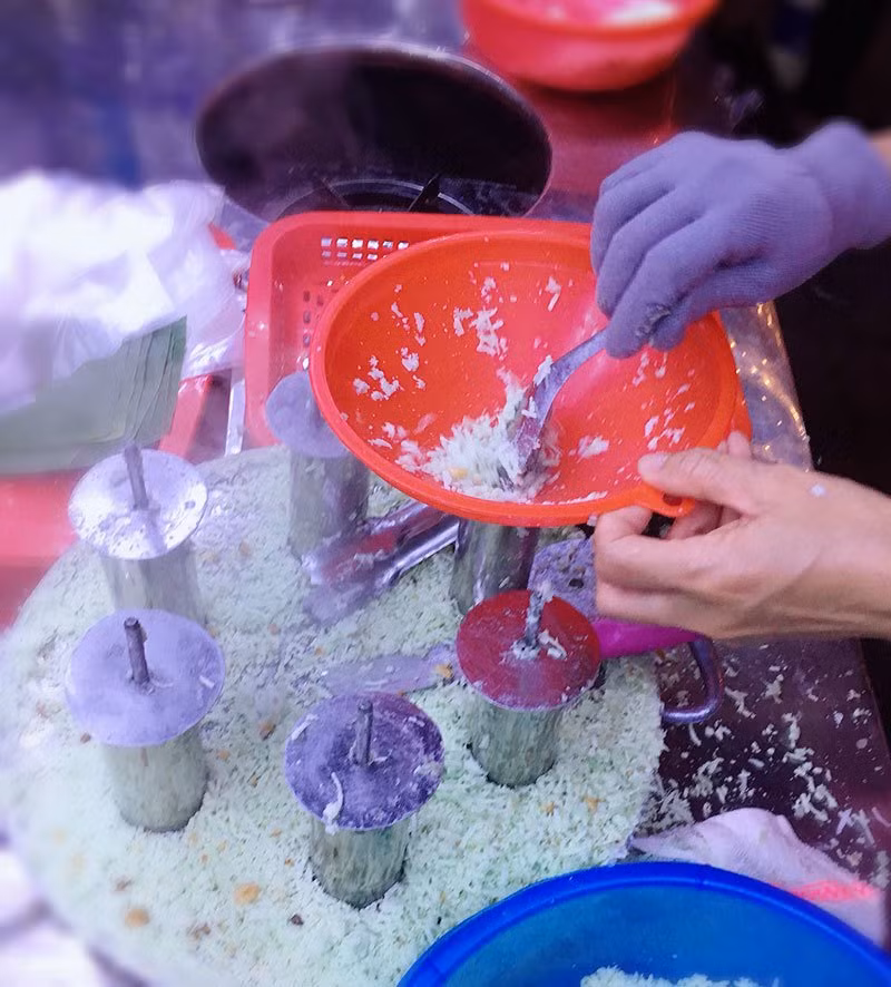 Bán bánh lạ bọc ống inox: Bám vỉa hè Hà Nội, chàng trai thu 70 triệu/tháng