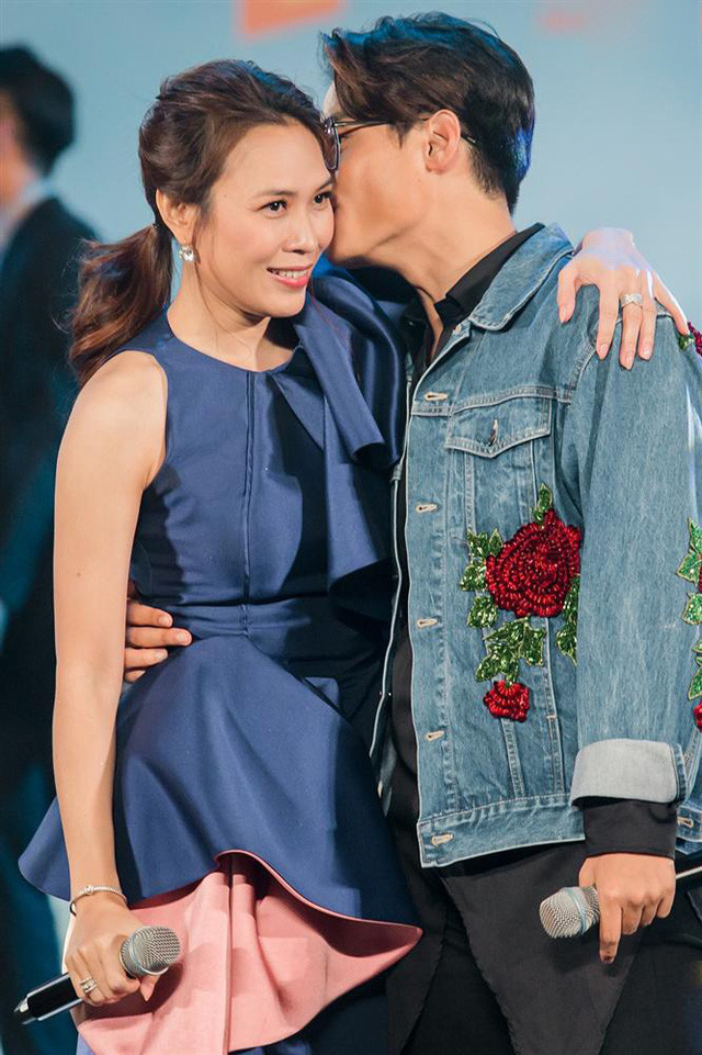 Mỹ Tâm nói gì về bức ảnh ôm hôn Hà Anh Tuấn trong hậu trường? ảnh 10 Cặp đôi tình bể bình trên sân khấu