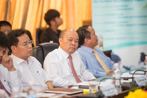 TS Đoàn Đức Lân (giữa) tại một buổi Hội thảo