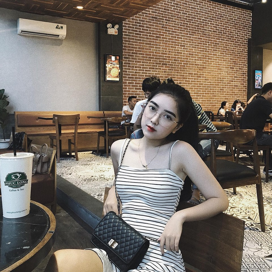 Lộ hình ảnh Hà Đức Chinh diện áo đôi, nắm tay một cô gái trên phố - Ảnh 6. Lộ hình ảnh Hà Đức Chinh diện áo đôi, nắm tay một cô gái trên phố - Ảnh 6.