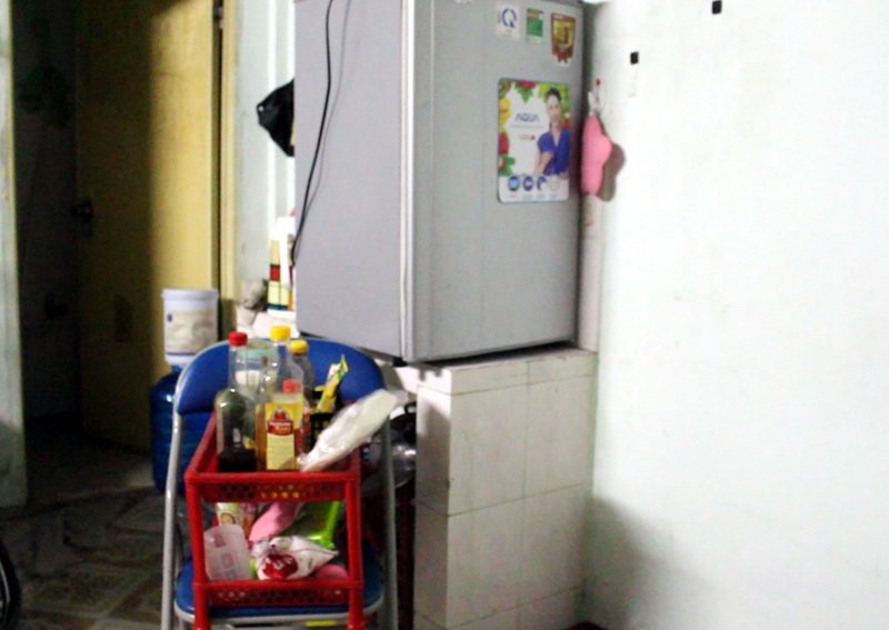 Người thuê trọ nhanh chóng kê tủ lạnh lên trên. Nước ngấm vào căn hộ tầng 33, hoa hậu trắng đêm lau dọn
