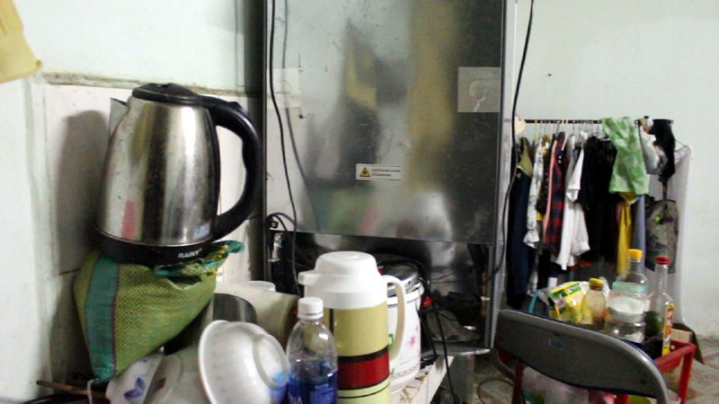 Vật dụng quan trọng khác cũng nhanh chóng được di chuyển đến nơi khô ráo. Nước ngấm vào căn hộ tầng 33, hoa hậu trắng đêm lau dọn