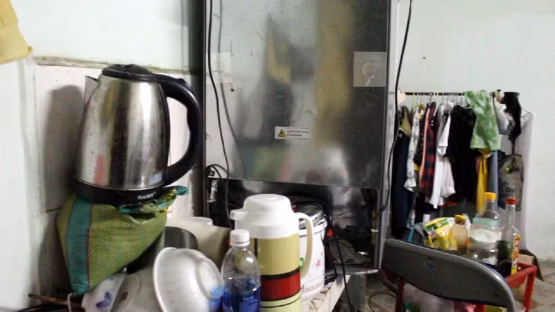 Nước ngấm vào căn hộ tầng 33, hoa hậu trắng đêm lau dọn