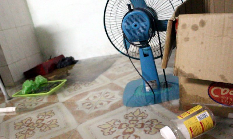 Một phòng trọ tại đường D2, quận Bình Thạnh chìm trong biển nước. Nước ngấm vào căn hộ tầng 33, hoa hậu trắng đêm lau dọn