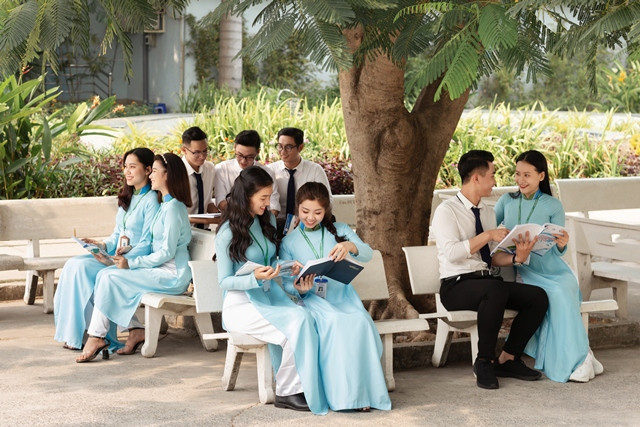 Trường ĐH Văn Hiến dành nhiều chính sách ưu đãi, hỗ trợ cho tân sinh viên