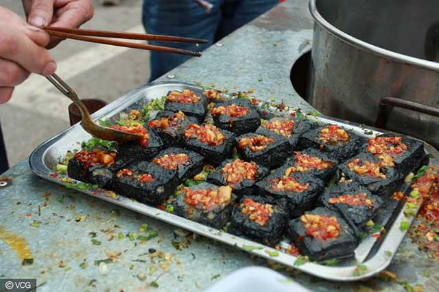 Top 5 món ăn người Trung Quốc thích ăn nhưng du khách lại “chạy mất dép“ ảnh 4 top 5 mon an nguoi trung quoc thich an nhung du khach lai "chay mat dep" - 4