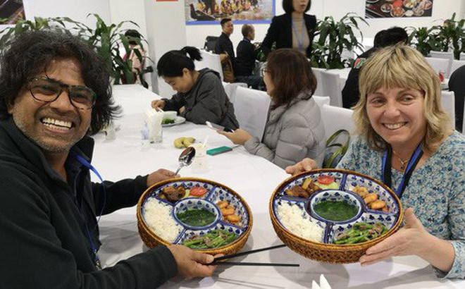 Các phóng viên cuốc tế vui vẻ thưởng thức các món ăn truyền thống của Việt Nam. Các phóng viên cuốc tế vui vẻ thưởng thức các món ăn truyền thống của Việt Nam.