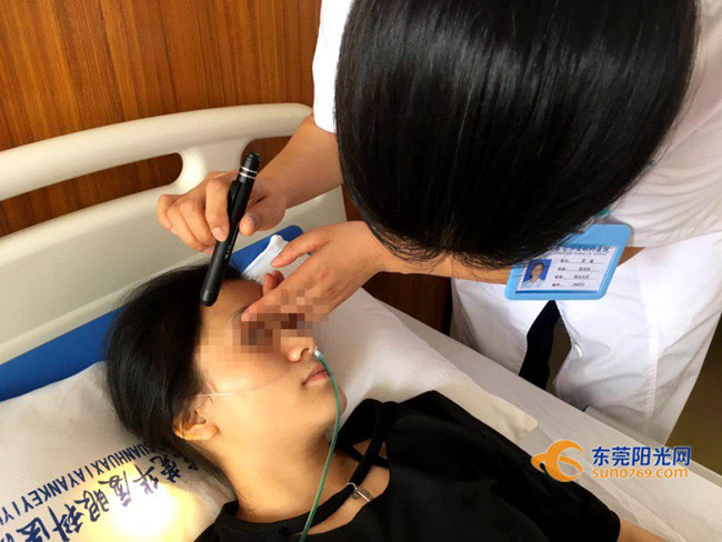 Cô gái trẻ bị mù một bên mắt và lời cảnh tỉnh cho những ai không muốn rời mắt khỏi màn hình điện thoại - Ảnh 2. Cô gái trẻ bị mù một bên mắt và lời cảnh tỉnh cho những ai không muốn rời mắt khỏi màn hình điện thoại - Ảnh 2.