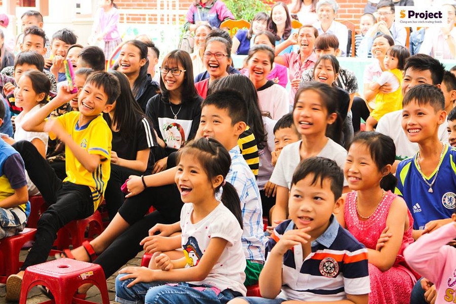 HS hào hứng với buổi học về giới do Song Trà thuyết trình. Ảnh: T.G.