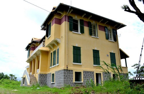 Dinh tỉnh trưởng tọa lạc trên quả đồi. Ảnh: Khánh Hương. Dinh tỉnh trưởng tọa lạc trên quả đồi. Ảnh: Khánh Hương.