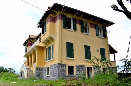 Dinh tỉnh trưởng tọa lạc trên quả đồi. Ảnh: Khánh Hương.