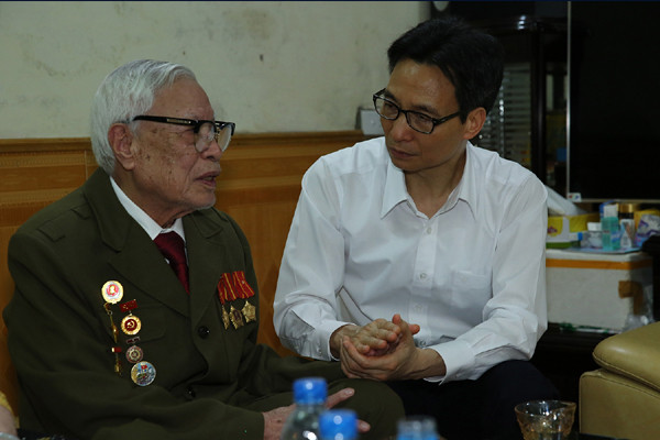 Phó Thủ tướng Vũ Đức Đam thăm thăm gia đình ông Bùi Văn Đáp (93 tuổi), cựu chiến sĩ Điện Biên năm xưa, ở tổ 17, phường Mường Thanh. Ảnh: VGP/Đình Nam Phó Thủ tướng Vũ Đức Đam thăm thăm gia đình ông Bùi Văn Đáp (93 tuổi), cựu chiến sĩ Điện Biên năm xưa, ở tổ 17, phường Mường Thanh. Ảnh: VGP/Đình Nam