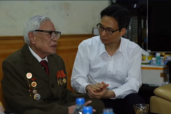 Phó Thủ tướng Vũ Đức Đam thăm thăm gia đình ông Bùi Văn Đáp (93 tuổi), cựu chiến sĩ Điện Biên năm xưa, ở tổ 17, phường Mường Thanh. Ảnh: VGP/Đình Nam