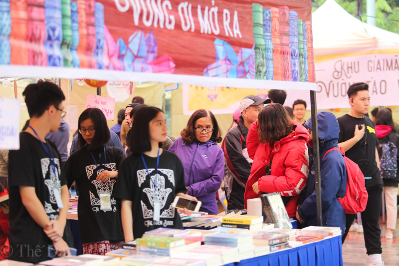 Ngay từ sớm rất nhiều bạn trẻ và những bậc phụ huynh đã có mặt tại hội sách