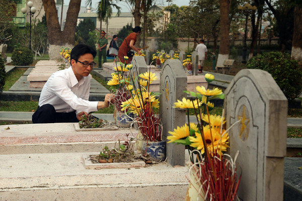 Phó Thủ tướng Vũ Đức Đam thắp hương viếng các anh hùng, liệt sĩ tại Nghĩa trang liệt sĩ Đồi A1. Ảnh: VGP/Đình Nam Phó Thủ tướng Vũ Đức Đam thắp hương viếng các anh hùng, liệt sĩ tại Nghĩa trang liệt sĩ Đồi A1. Ảnh: VGP/Đình Nam