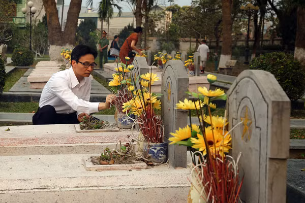 Phó Thủ tướng Vũ Đức Đam thắp hương viếng các anh hùng, liệt sĩ tại Nghĩa trang liệt sĩ Đồi A1. Ảnh: VGP/Đình Nam