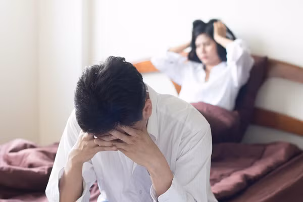 Đi làm về thấy mẹ chồng đang khóc thút thít trước màn hình, tôi chết điếng lao đi tìm con rồi sững sờ trước thứ con đang cầm trên tay - Ảnh 2.