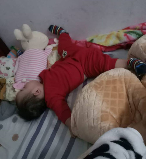 Bé chỉ chiếm 1/2 giường thôi mà.