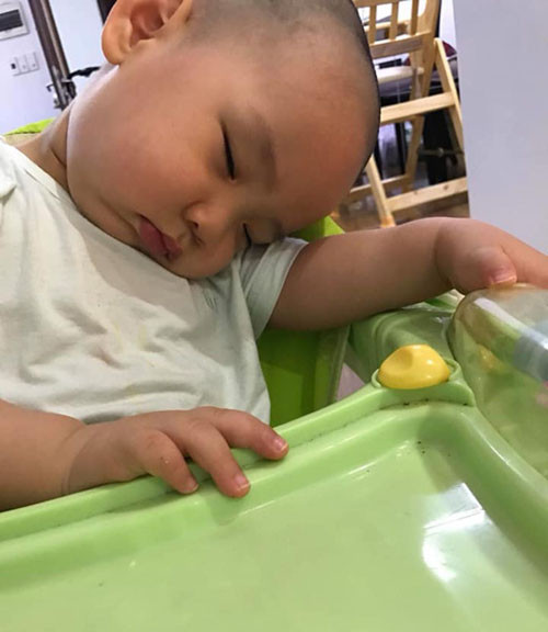 Đúng là trẻ con, muốn ngủ là ngủ à.