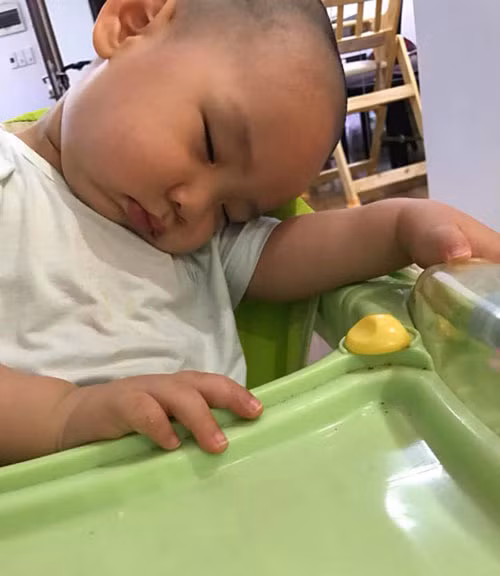 Đúng là trẻ con, muốn ngủ là ngủ à. Đúng là trẻ con, muốn ngủ là ngủ à.