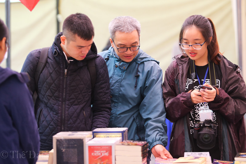 Hội chợ được sự quan tâm của rất nhiều bậc phụ huynh