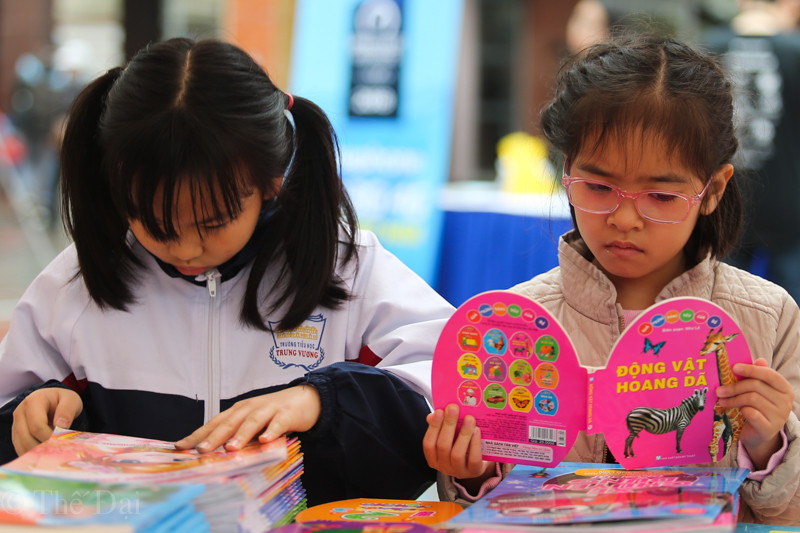 Rất nhiều đầu sách dành cho lứa tuổi thiếu nhi cũng có mặt tại hội chợ, mang lại tính đa dạng cho hội chợ